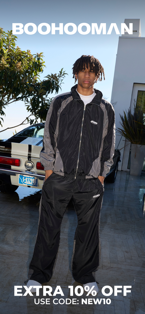 Modelo masculino vistiendo un chándal negro y gris en la pantalla de promoción de la aplicación BoohooMAN