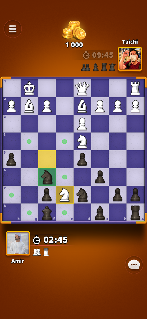 Chess Clash: Online & Offline - Una partita competitiva di scacchi online in Chess Clash con un tavolo personalizzato e avatar dei giocatori.