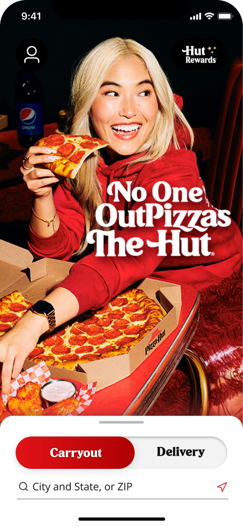 Pizza Hut - Delivery & Takeout - L'écran d'accueil de l'application Pizza Hut présente une femme tenant une part de pizza, avec les options de vente à emporter et de livraison.