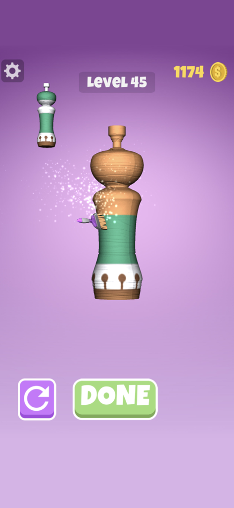 Wood Shop - Un usuario pintando un objeto de madera tallado de color verde en el juego móvil Wood Shop