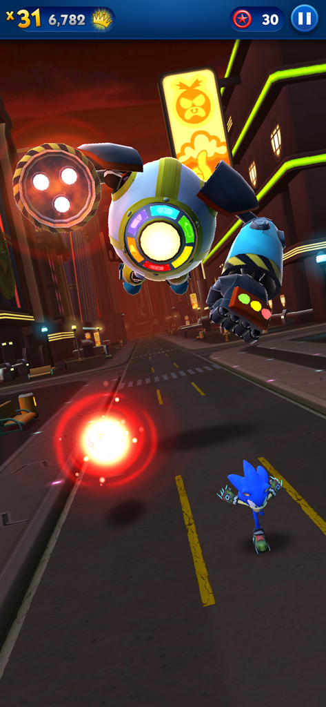 Sonic el Erizo huyendo de un jefe robot gigante en una calle de ciudad por la noche