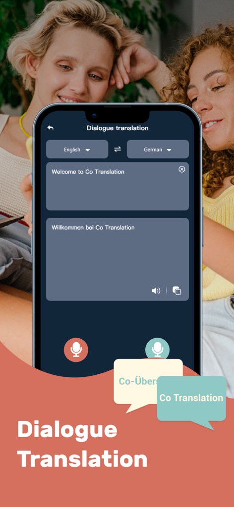 Interface do aplicativo Co Translation mostrando uma tradução de diálogo em tempo real de inglês para alemão com botões de entrada de voz
