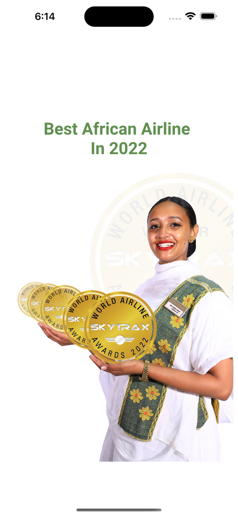 Ein lächelnder Flugbegleiter hält mehrere Skytrax 2022 Auszeichnungen für die Beste Afrikanische Fluggesellschaft.