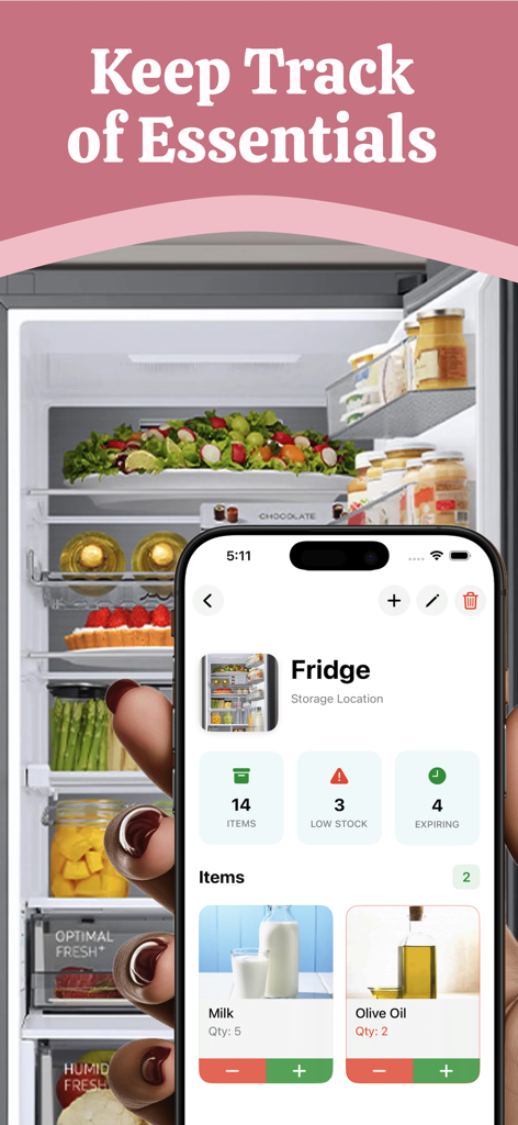 Un smartphone mostrando la pantalla de inventario del refrigerador de la app Food Stock con recuentos de stock y alertas de caducidad