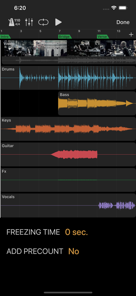 Interfaccia di riproduzione audio multitraccia con tracce di batteria, basso, tastiere e chitarra per performance dal vivo