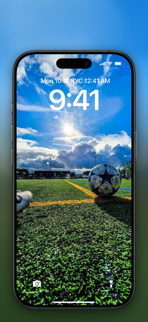 Fußball auf einem grünen Spielfeld iPhone Sperrbildschirm-Hintergrund