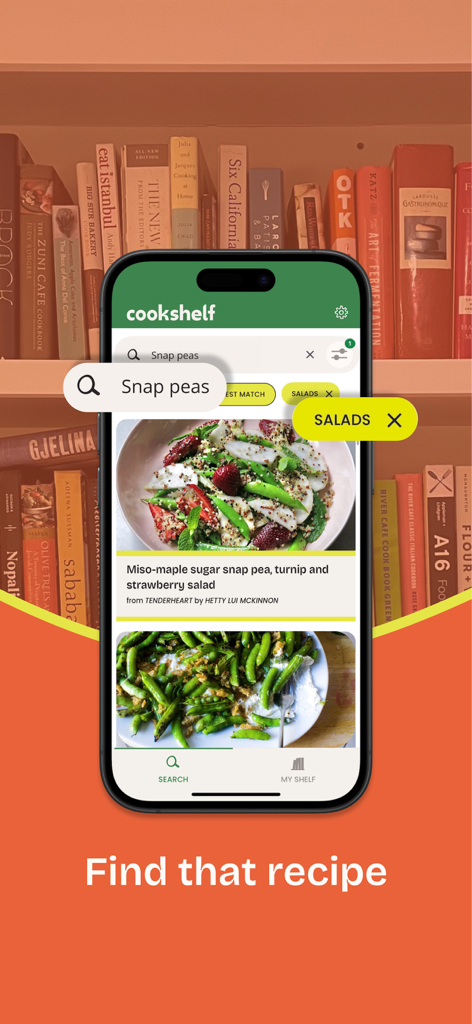 CookShelf: Search Cookbooks - Un teléfono inteligente que muestra los resultados de búsqueda de la aplicación CookShelf para guisantes suculentos sobre un fondo de estantería.