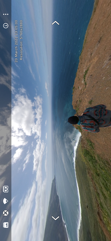 Vue panoramique à 360° d'une falaise côtière dans l'interface de l'application Simple 360 VR Media Player