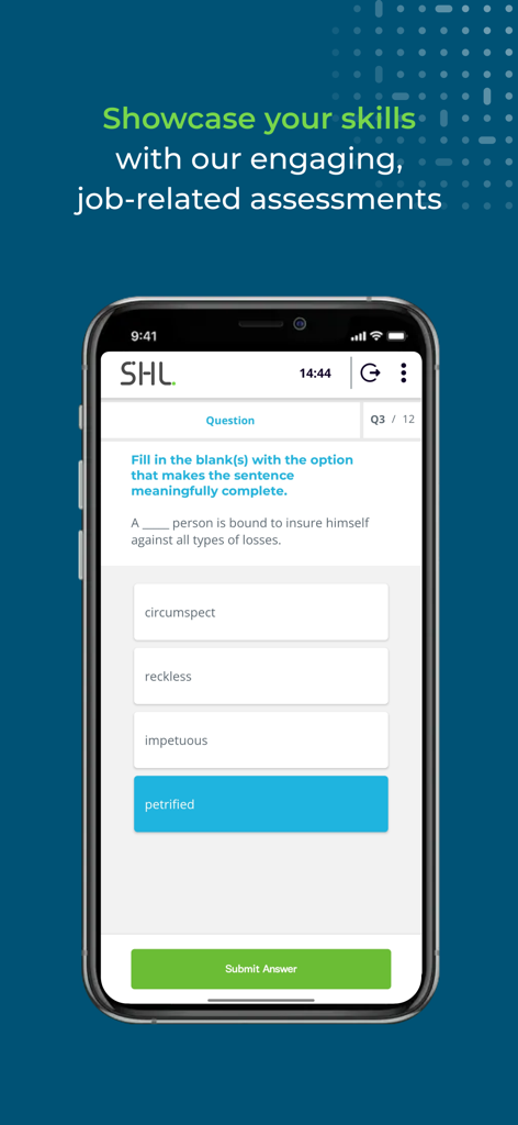 Uno schermo di smartphone che mostra una domanda di vocabolario da completare dall'app SHL Job Assessments.