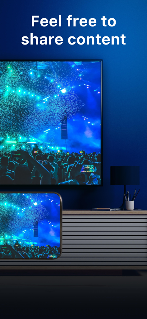 Screen Mirroring &‎ TV Cast - Un iPhone duplicando un video de concierto vibrante en un Smart TV grande en una sala de estar.