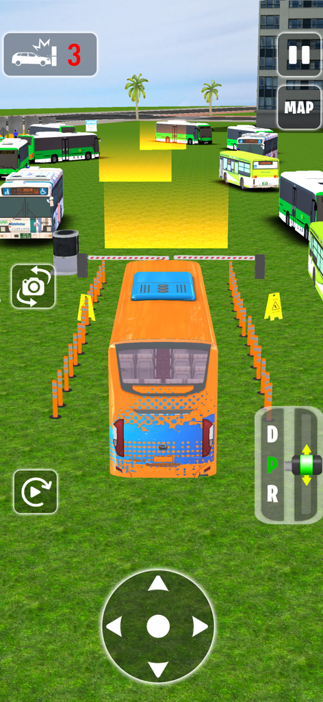 Offroad Jeep Drive : 4x4 Games - Un autobús naranja navegando por un circuito de estacionamiento de precisión con conos naranjas en un juego de simulación de conducción.