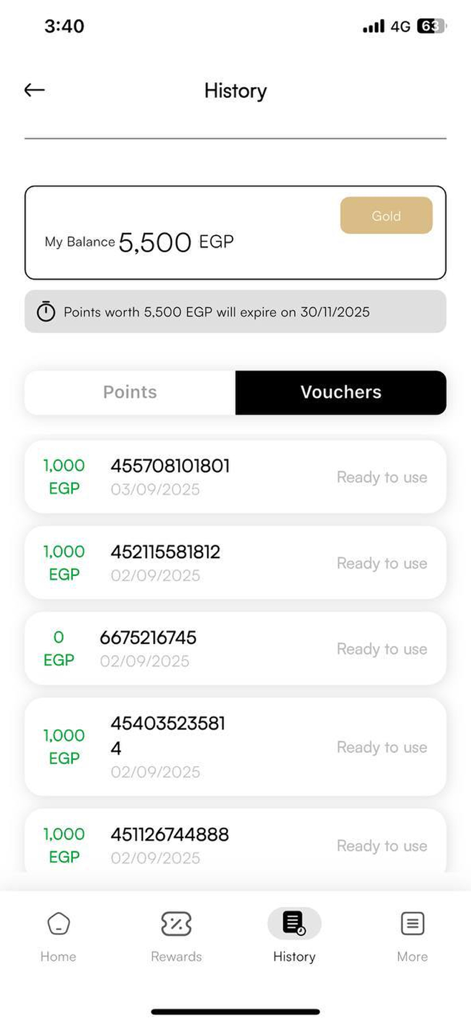 Mazaya and More - Pantalla de historial de la aplicación Mazaya and More que muestra una lista de vales disponibles y el estado de membresía de nivel oro