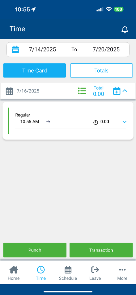 Pantalla de tarjeta de tiempo móvil que muestra las horas trabajadas y un botón de registro de entrada para los empleados