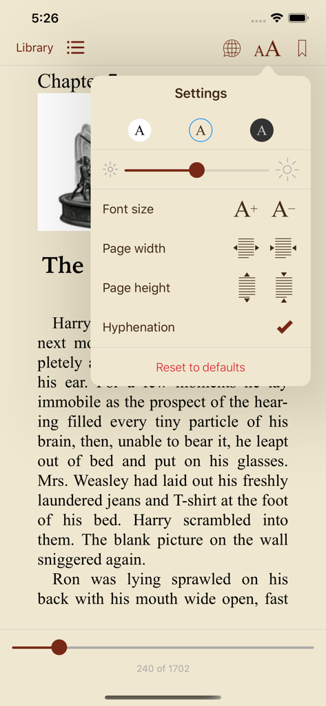 Auri - Read Books in Original - Interfaz de lectura de la aplicación Auri que muestra ajustes personalizables para el tamaño de fuente, brillo y temas sobre una página de texto