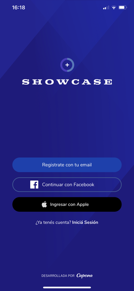 Login and registration screen for the Más Showcase app showing options to sign in with email, Facebook, or Apple.