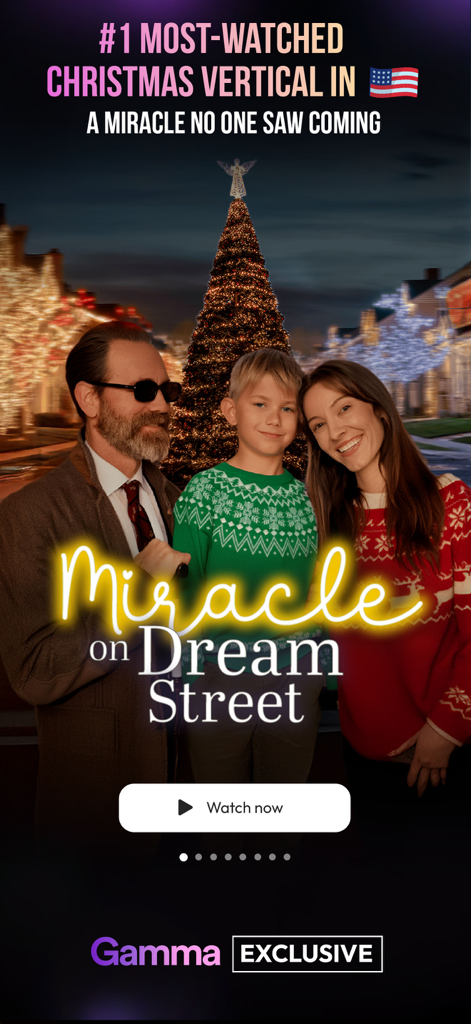 Banner promocional para el drama corto Miracle on Dream Street en la aplicación GammaTime con una familia frente a un gran árbol de Navidad