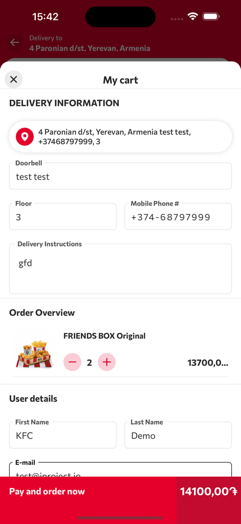La pantalla de pago de la app KFC Armenia mostrando los detalles de entrega y un resumen del pedido de un Friends Box