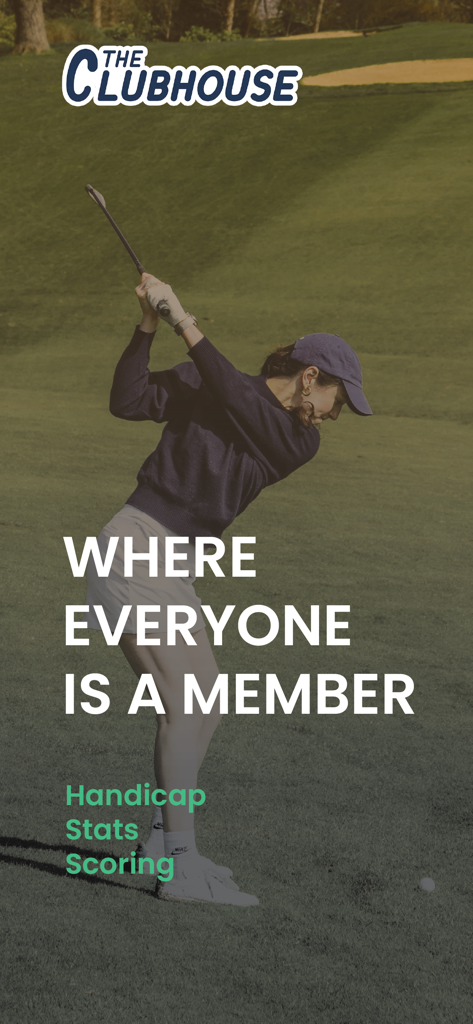 Clubhouse - Golf Stats GPS - Una golfista a metà swing su un campo da golf con testo che promuove le funzionalità dell'app Clubhouse come il tracciamento dell'handicap e il punteggio
