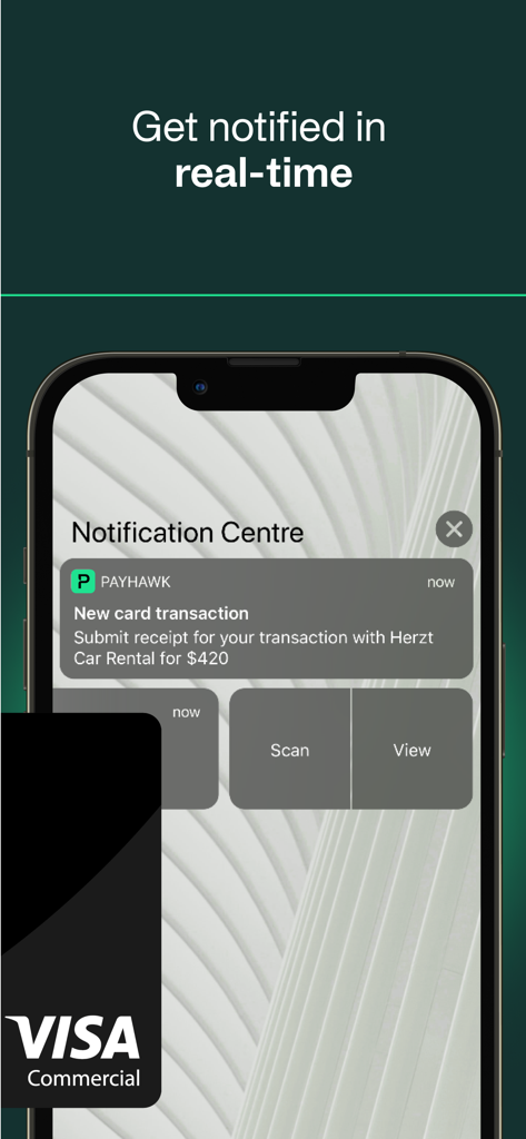 Smartphone mostrando una notificación en tiempo real de Payhawk para un nuevo gasto empresarial con la opción de escanear el recibo.