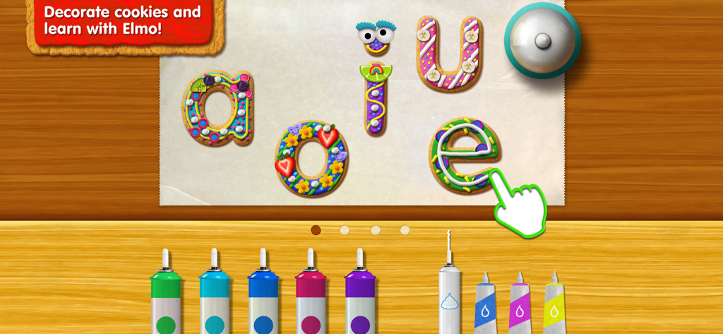 セサミストリート アルファベット・キッチン アプリで、母音の形のクッキーをカラフルなアイシングでデコレーションしている様子