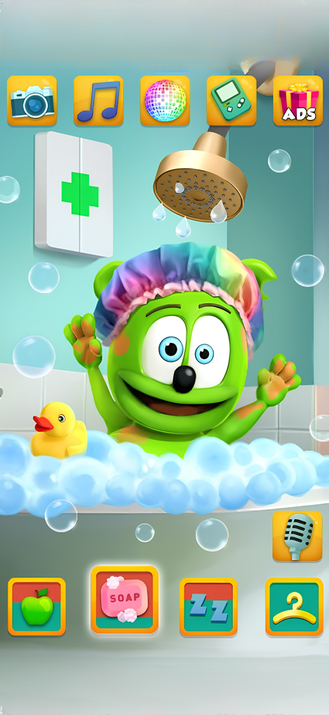My Talking Gummy Bear - El personaje Osito Gominola con un gorro de ducha colorido mientras se baña con burbujas y un patito de goma