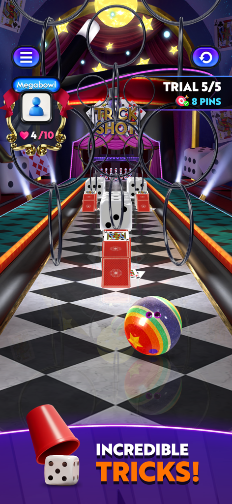 Bowling Fury: Ten Pin King - Una captura de pantalla de un juego de bolos 3D para móvil que muestra una bola colorida en un recorrido de tiro de fantasía temático de magia con obstáculos de dados y cartas.