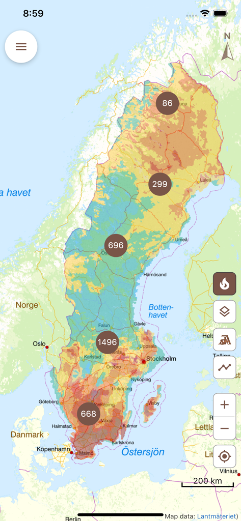 Un mapa de Suecia en la aplicación Shelter Map que muestra agrupaciones de refugios y niveles de riesgo de incendio codificados por colores
