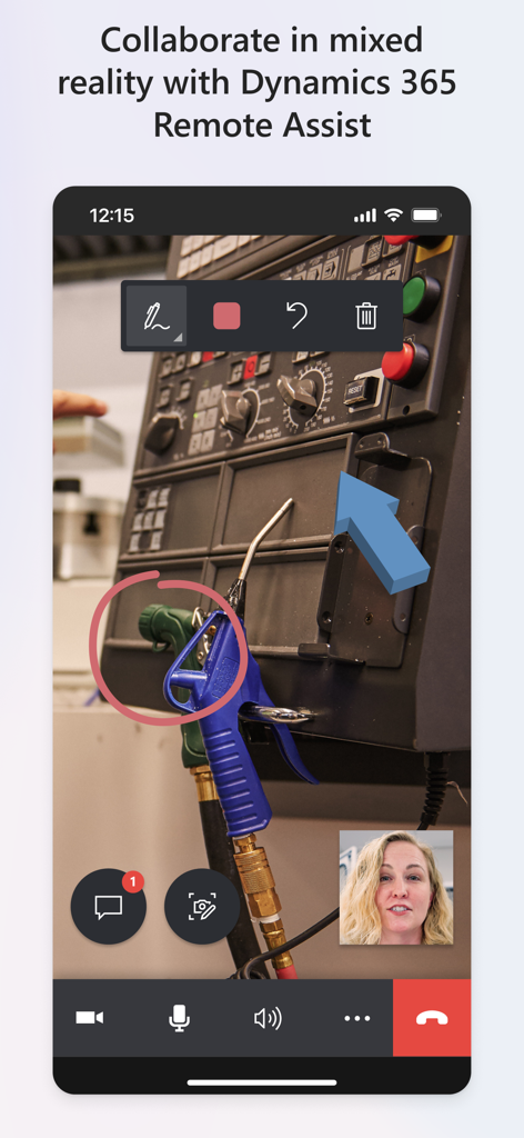 Dynamics 365 Field Service - Ein Techniker nutzt Dynamics 365 Remote Assist für Mixed-Reality-Zusammenarbeit während eines Außendiensteinsatzes auf einem Mobiltelefon.