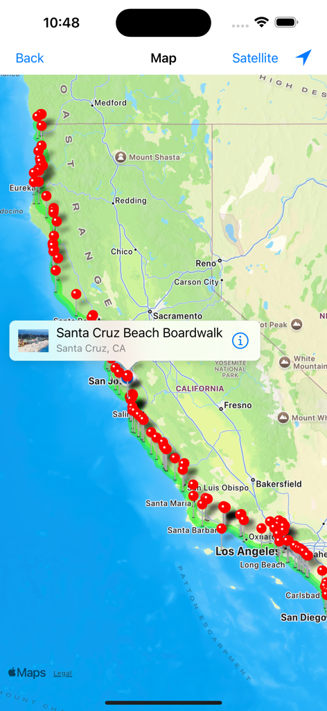 Una pantalla de la aplicación móvil que muestra un mapa de la costa de California con alfileres rojos marcando puntos de interés a lo largo de la Pacific Coast Highway.