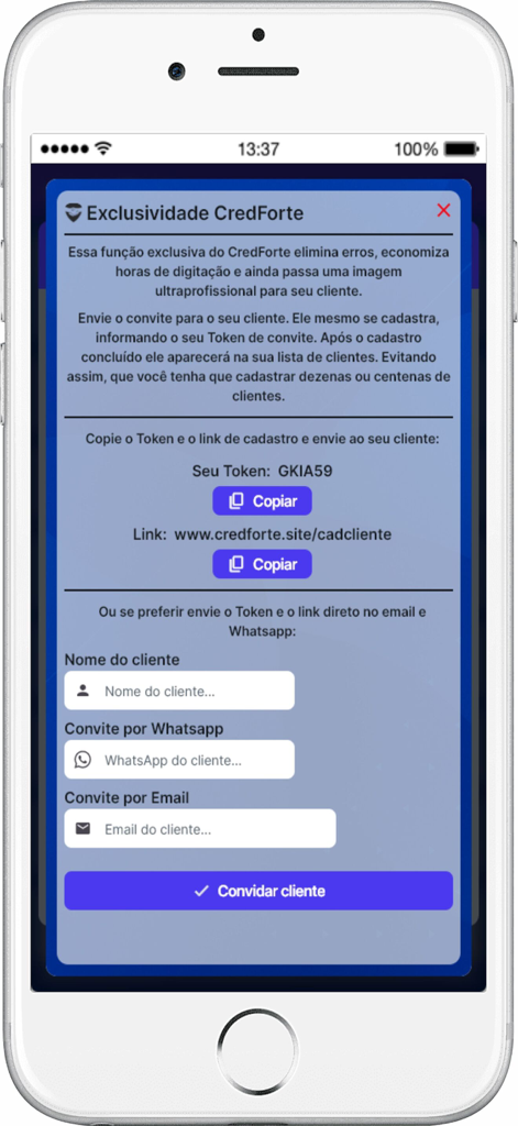 CredForte - Interfaz de la aplicación CredForte que muestra una pantalla de invitación de cliente con opciones para compartir un token y enlace de registro a través de WhatsApp o correo electrónico.