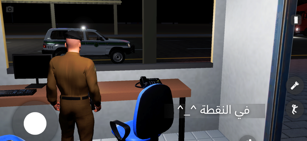 الملازم انس | امن الطرق - Un personaje con uniforme de seguridad de pie en una oficina de puesto de control con vista a un vehículo de patrulla en el juego móvil Lieutenant Anas.