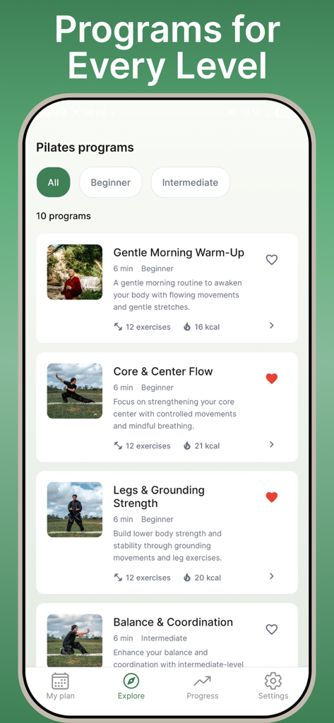 Schermata dell'app di Tai Chi che mostra programmi di esercizi per anziani, inclusi riscaldamenti mattutini delicati e routine di coordinazione dell'equilibrio