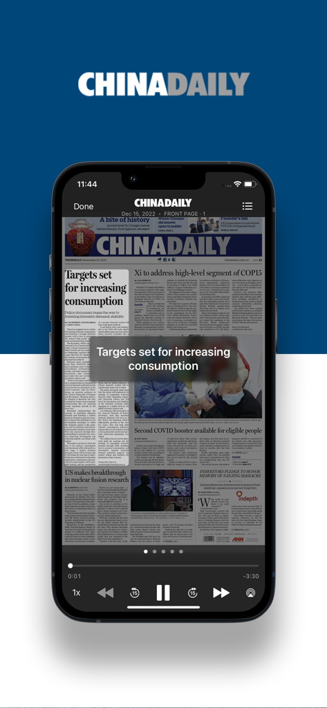 The China Daily iPaper - 様々なニュースヘッドラインが表示されたChina Daily新聞のフロントページのデジタルレプリカを表示するスマートフォン。