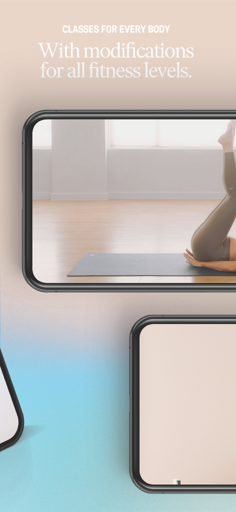 Pantalla de smartphone mostrando un entrenamiento de Pilates de CorePlus Connected con texto sobre modificaciones de fitness para todos los niveles
