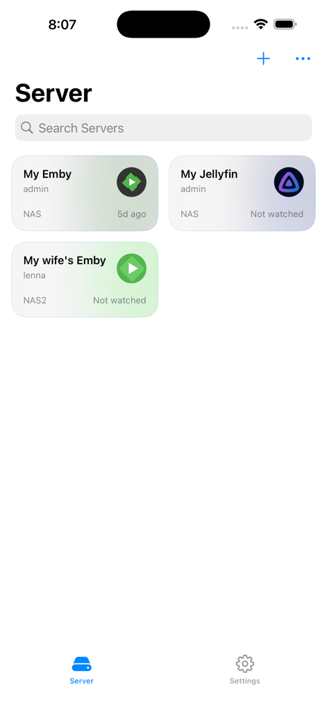 A tela de gerenciamento de servidor do aplicativo Lenna mostrando múltiplas conexões de servidor de mídia Emby e Jellyfin