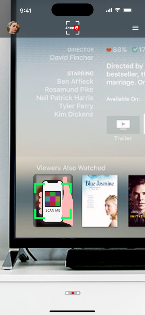 Um smartphone escaneando um marcador digital em uma tela de televisão usando o aplicativo Snap-e Scan