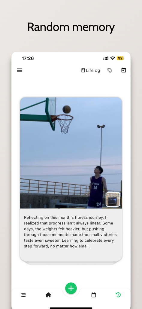 Lifelog Note - Una captura de pantalla de la aplicación Lifelog Note que muestra un recuerdo aleatorio de un viaje de fitness con una foto de un jugador de baloncesto.