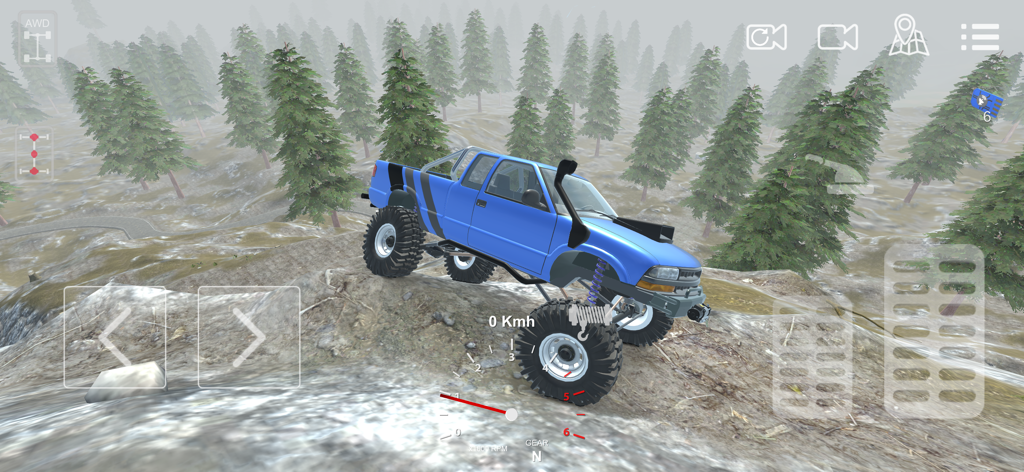 Torque Offroad - Una camioneta modificada azul navegando por una ladera rocosa en un bosque de pinos neblinoso.
