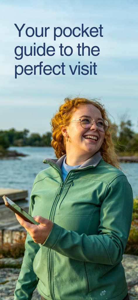 Parks Canada App - Eine lächelnde Frau hält ein Smartphone im Freien in einer natürlichen Umgebung mit dem Text "Ihr Taschenführer für den perfekten Besuch".