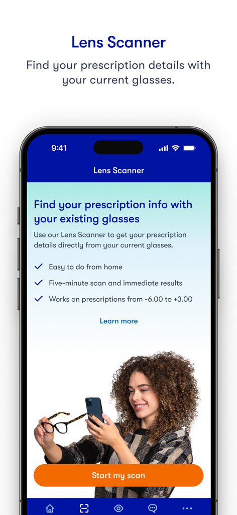 Bildschirm des Brillenscanners in der The Framery-App, der eine Frau zeigt, die mit einem Smartphone ihre Brille nach Rezeptdetails scannt.