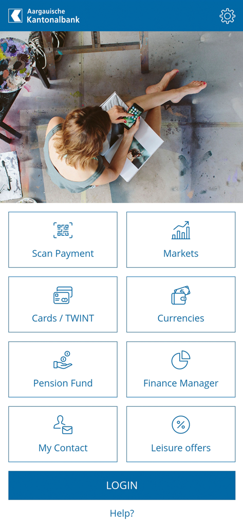 AKB Mobile App - La pantalla de inicio de la App Móvil AKB con el menú principal que incluye iconos para servicios bancarios y un botón de inicio de sesión.