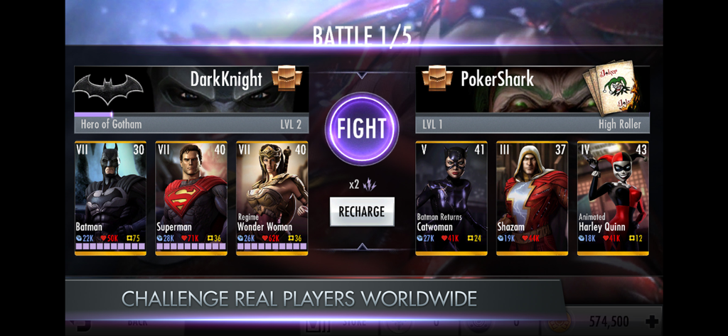 Pantalla de emparejamiento multijugador en línea en Injustice Gods Among Us que muestra una batalla 3 contra 3 entre equipos de héroes y villanos de DC.