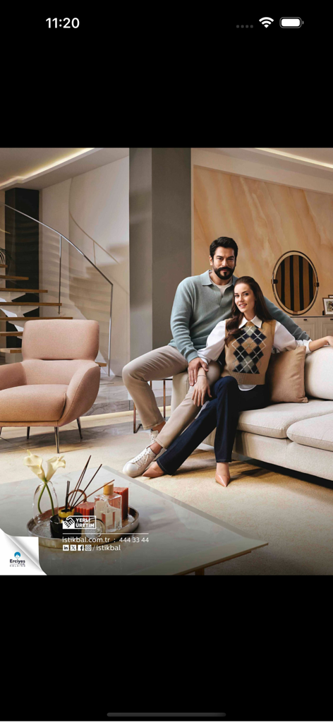 House Beautiful Turkiye - An elegant couple in a modern and sophisticated living room with luxury furniture and high-end interior design