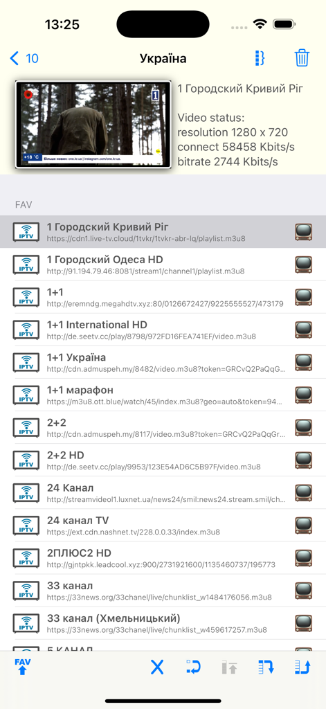 Interfaz de la aplicación Enigma2 Editor mostrando una lista de canales IPTV con una vista previa de video y detalles técnicos del stream