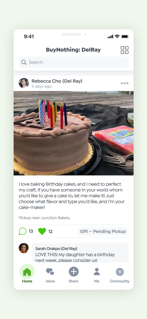 Interfaccia dell'app mobile BuyNothing che mostra un membro della comunità che offre una torta di compleanno fatta in casa gratuitamente ai vicini