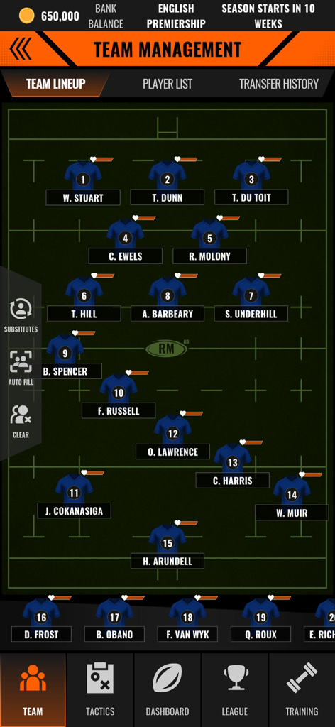 Rugby Manager 26 - Pantalla de alineación del equipo de Rugby Manager 26 que muestra nombres de jugadores y posiciones en una formación estratégica en un campo de rugby.