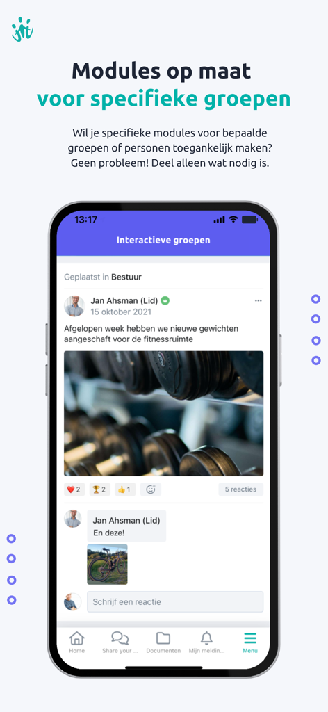 Un smartphone montrant un flux de groupe communautaire avec une publication de membre et une photo de poids de musculation dans ClubApp