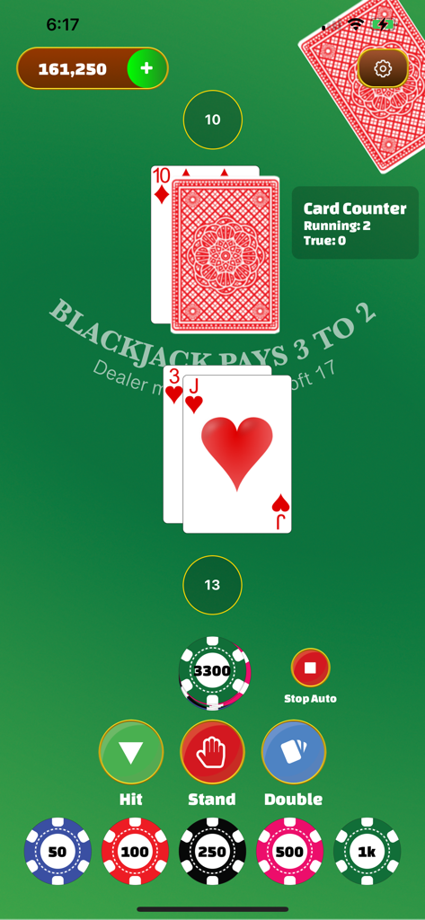 BlackJack: 21 Casino Table - モバイルブラックジャックゲームインターフェース。プレイヤーの手札13とディーラーのカード、緑のテーブル上のチップが表示されています。