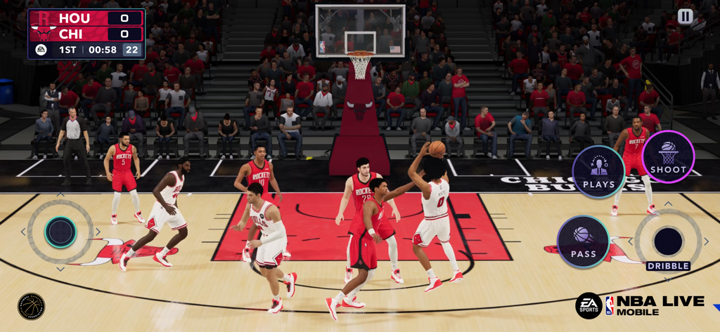 Ação dentro do jogo mostrando uma partida de basquete entre o Chicago Bulls e o Houston Rockets no NBA LIVE Mobile.