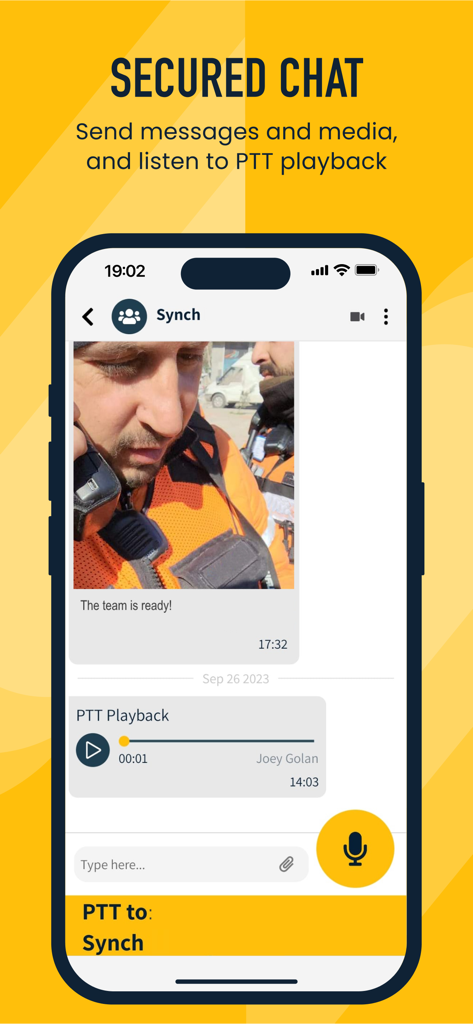 Synch Push To Talk (PTT) - Una interfaz móvil de la aplicación Synch PTT que muestra un chat seguro con la foto de un trabajador y una barra de reproducción de audio push-to-talk.
